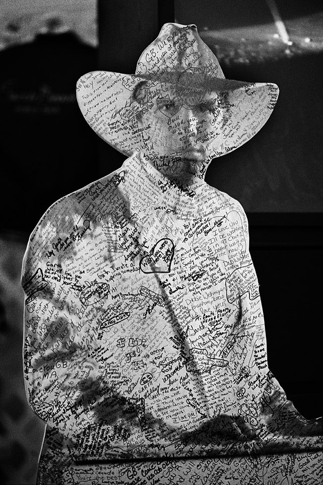 Garth Brooks by Henry Horenstein