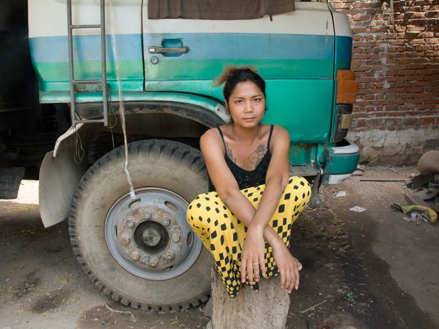 Mariette Pathy Allen, Win Si Thu's acolyte sitting comfortably before preparing 