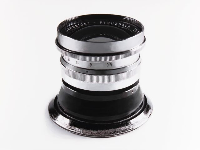 A black and white drawing of a silver camera lens on a white background.